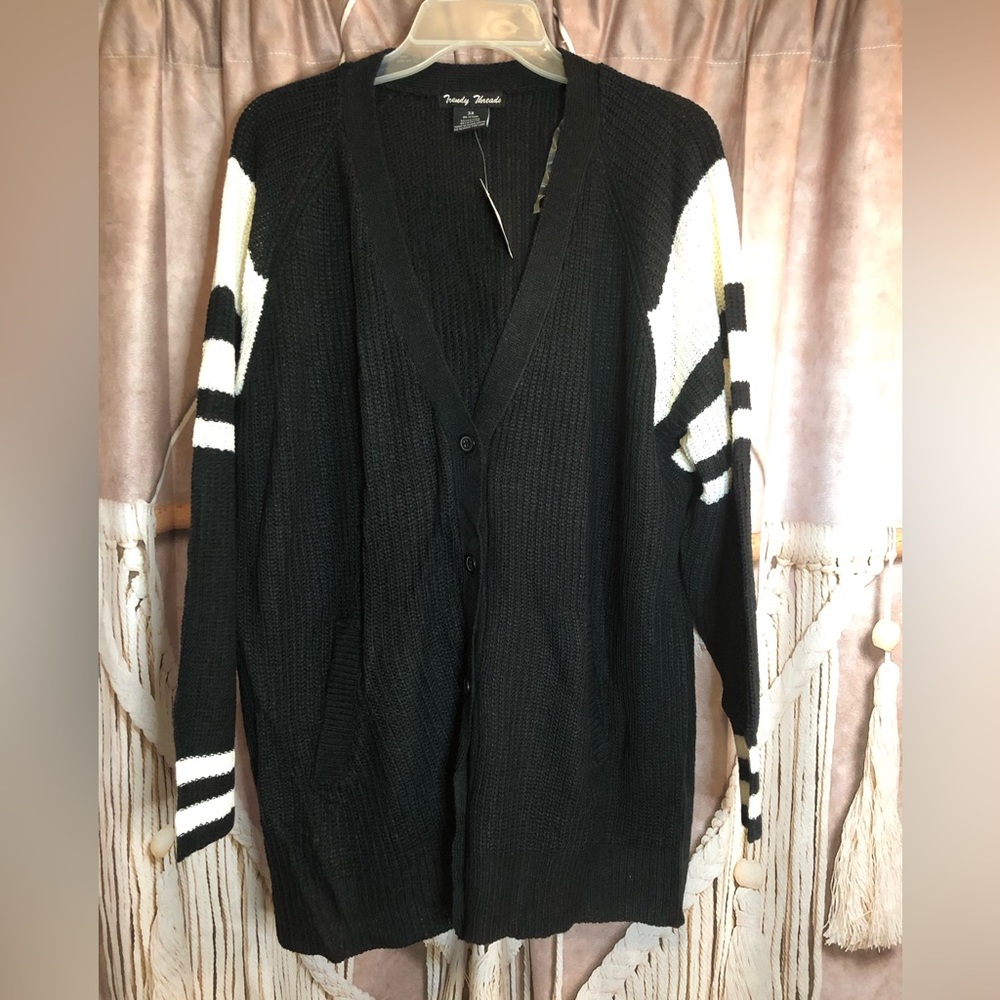 NWT Black & White pullover sweater , Has pockets .3xl Can fit large to 3xl